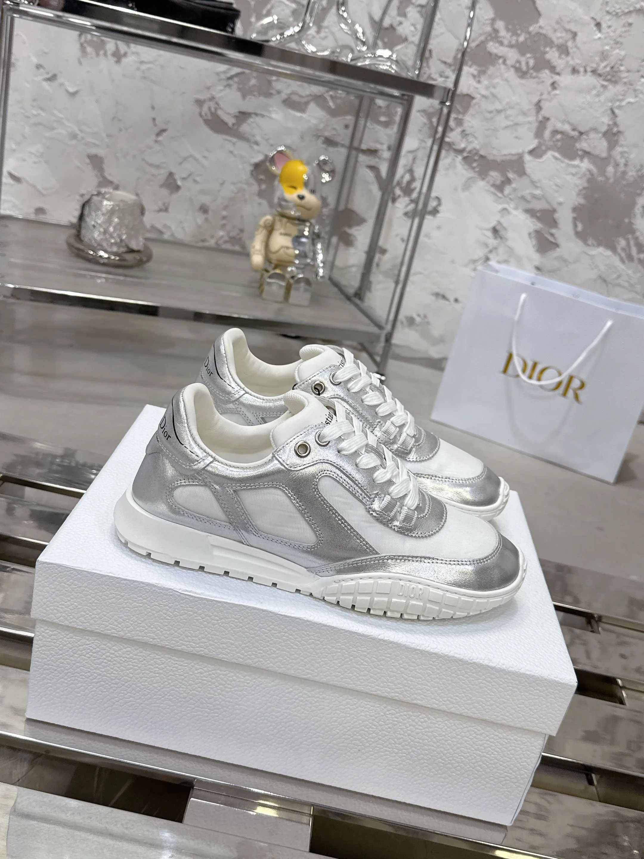 Factory price 640💰 Top version! ! ! Dior Tech sneakers Dior Tech is newly launched, with exquisite color matching and autumn and winter atmosphere. This Dior Tech sneaker is a new product in the 2026 early spring ready-to-wear series. It is equipped with fashionable details and highlights the retro aesthetics. Made of calfskin and suede calfskin upper with transparent mesh side panels and ChristianDior Paris signature on the heel and tongue. A textured, tonal Dior signature sole adds couture style. Upper material: Textile, cowhide split leather, cowhide leather with Christian Dior Paris logo on the heel and tongue Textured Dior logo rubber sole embellished with Christian Dior's lucky star symbol! Size 35-46 (40 for women, 41 for men, 38.45.46, custom made and non-refundable)